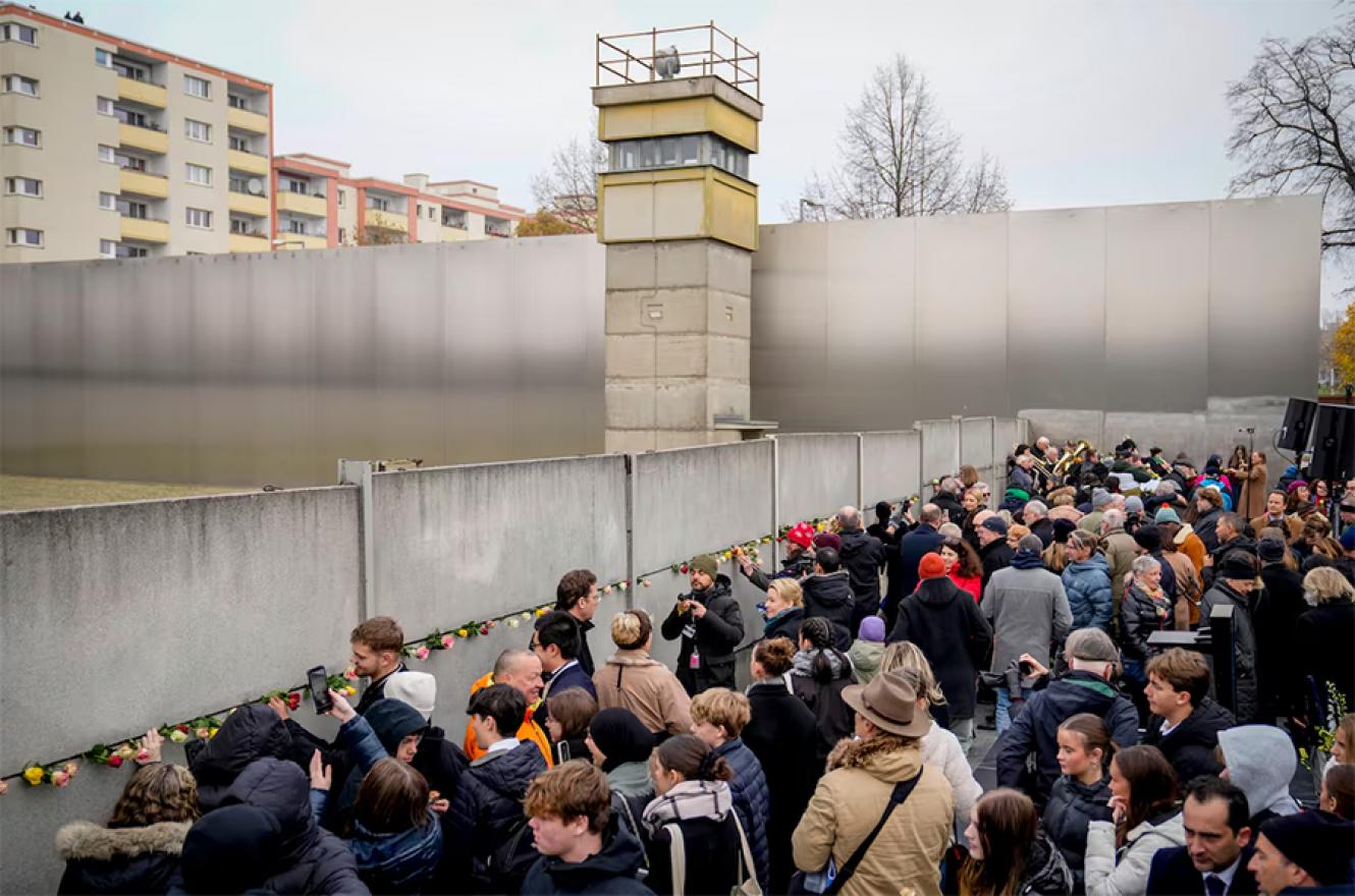 Ceremonia de colocación de flores con motivo del 35º aniversario de la caída del Muro, en el recinto del Memorial del Muro de Berlín, este sábado 9 de noviembre de 2024.