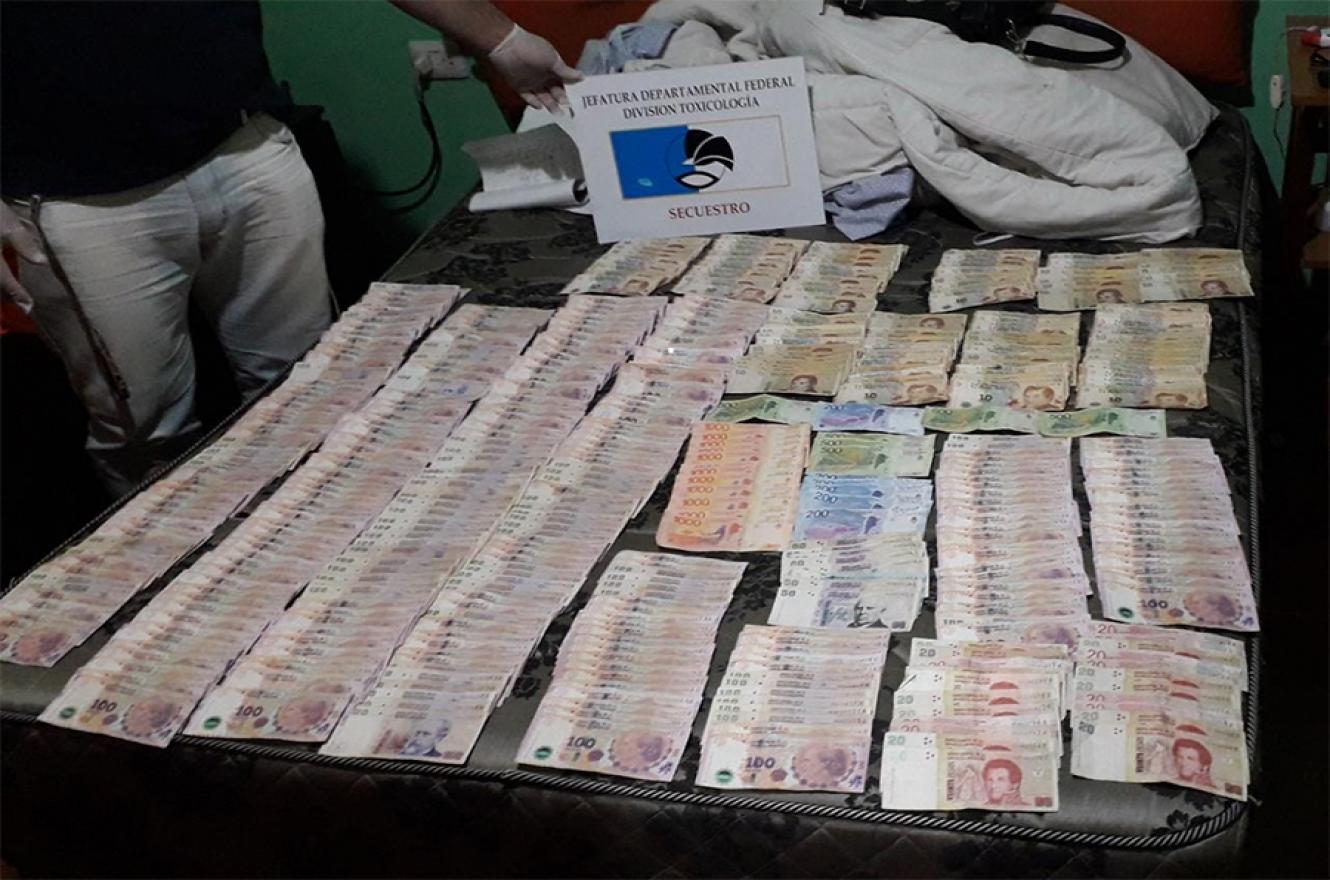 En el barrio Puerto Viejo de Paraná se realizaron 14 allanamientos, hubo cuatro personas detenidas y se secuestró drogas y dinero en efectivo.