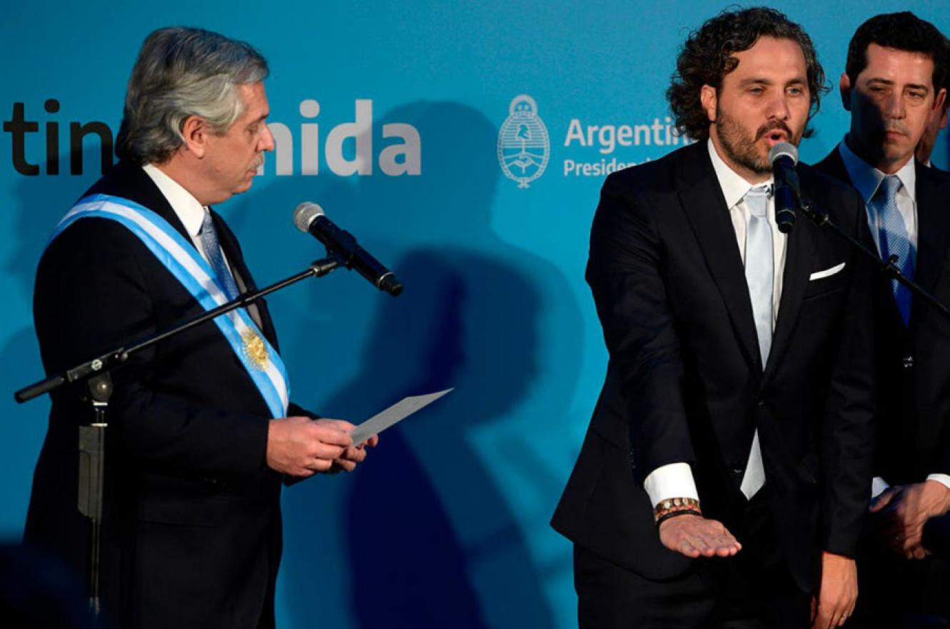 Alberto Fernández le toma juramento a su jefe de ministros, Santiago Cafiero.