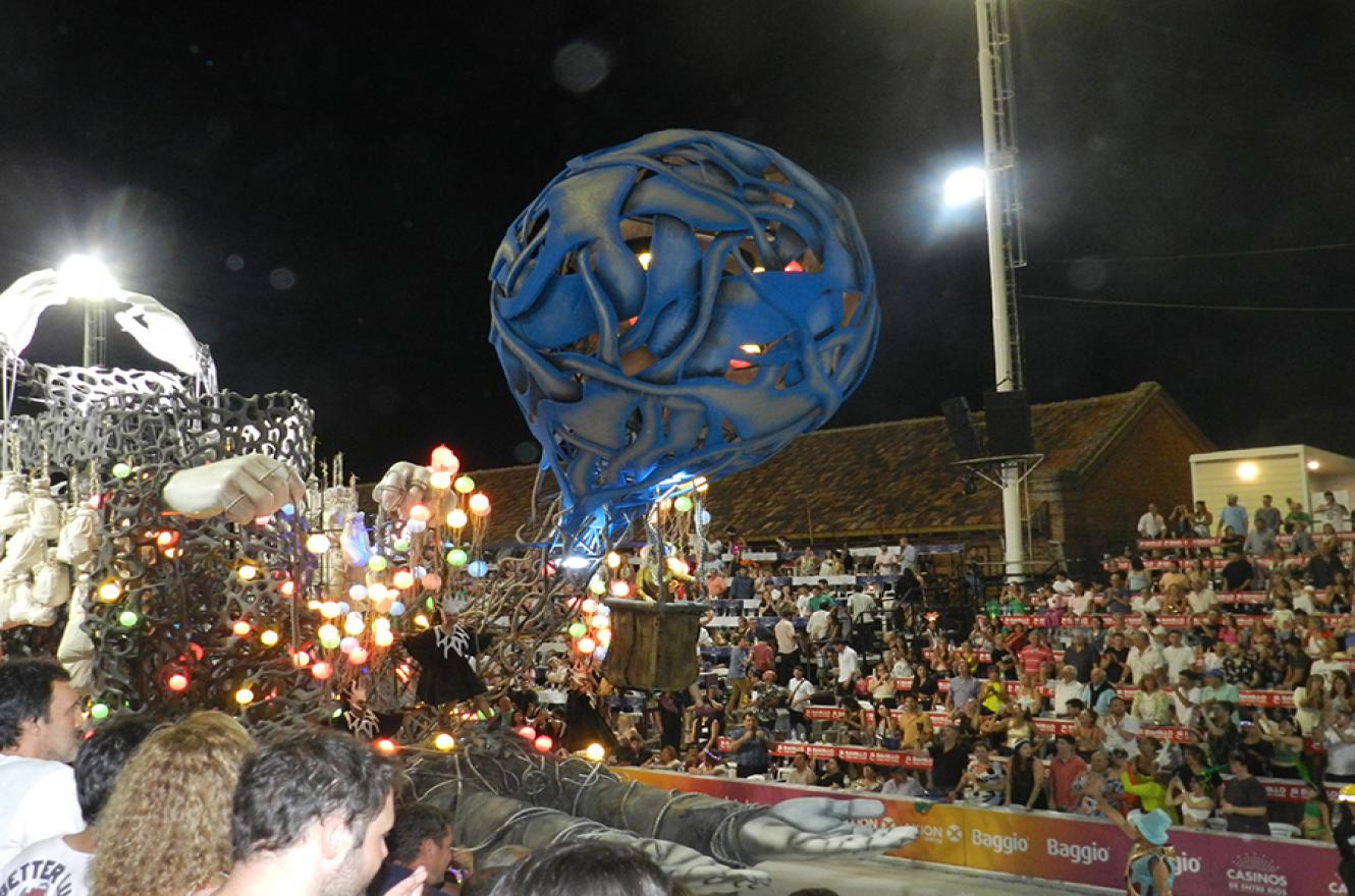 La comparsa O´Bahía del Club Pescadores abrió la cuarta noche del Carnaval del País y despidió enero en un Corsódromo que reunió a casi 20 mil personas