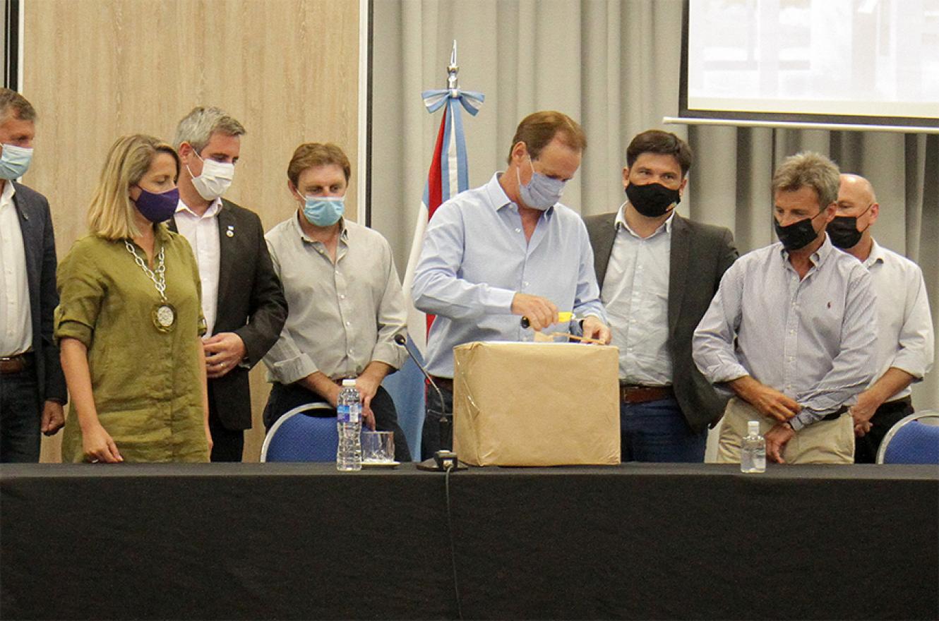 Imagen de archivo de un acto licitatorio en la provincia. El 12 de febrero se licitarán obras por más de 1.000 millones de pesos, además de obra de saneamiento por 32 millones de dólares.