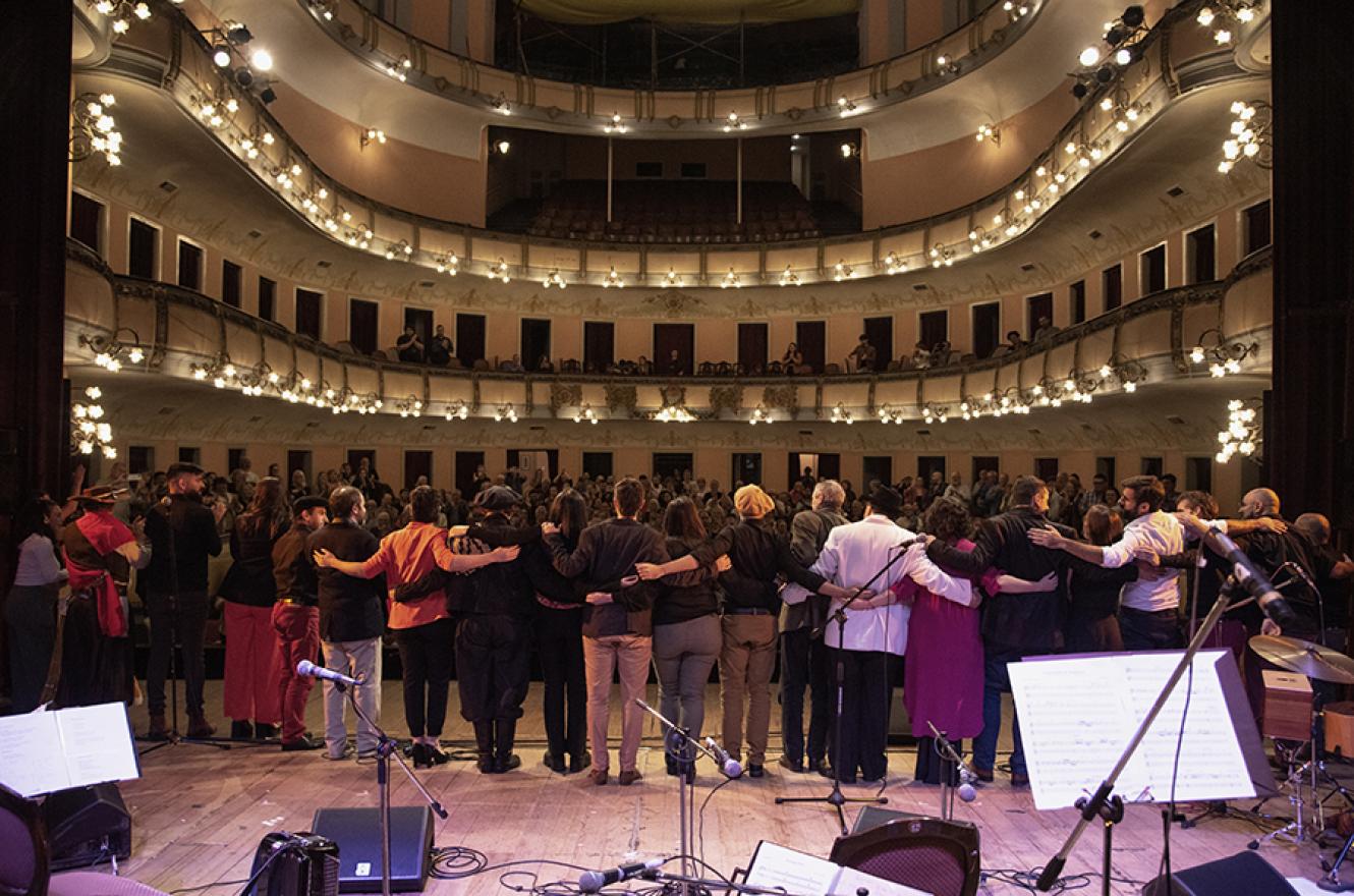 Imagen de archivo de la orquesta de Costa a Costa en el Teatro Gualeguaychú, que este domingo 11 volverá a subir a escena.