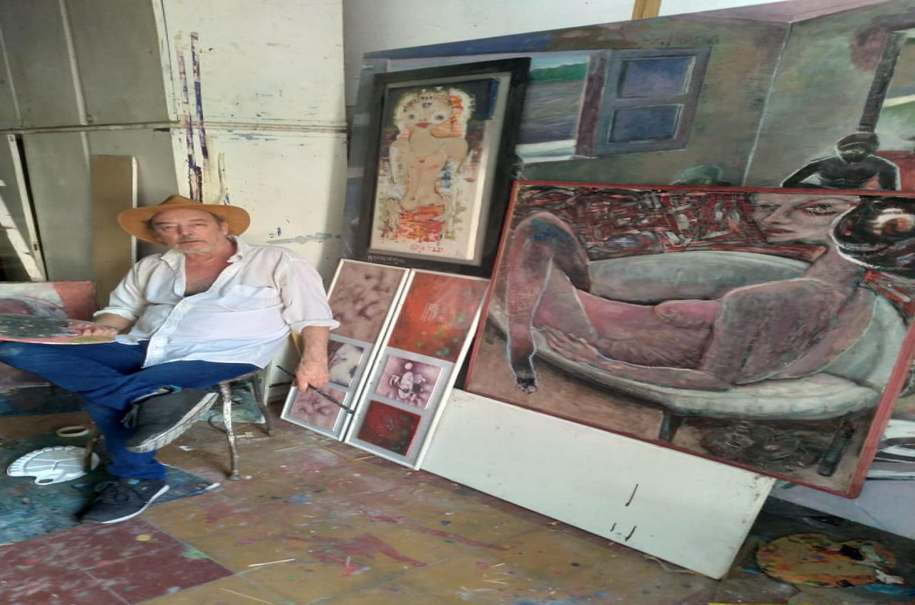 El artista plástico paranaense Oscar Ojeda falleció este mediodía en una clínica local, después de una supuesta descompensación en su salud, que motivó lo trasladaran de urgencia esta mañana. Ojeda había cumplido 68 años el mes pasado y se había jubilado en el mes de julio, después de estar por décadas cumpliendo funciones en el Museo de Bellas Artes de Paraná. Fue un reconocido artista, cuyas obras aún se exponen en varios lugares de Argentina, Brasil y Francia y logró varios premios.