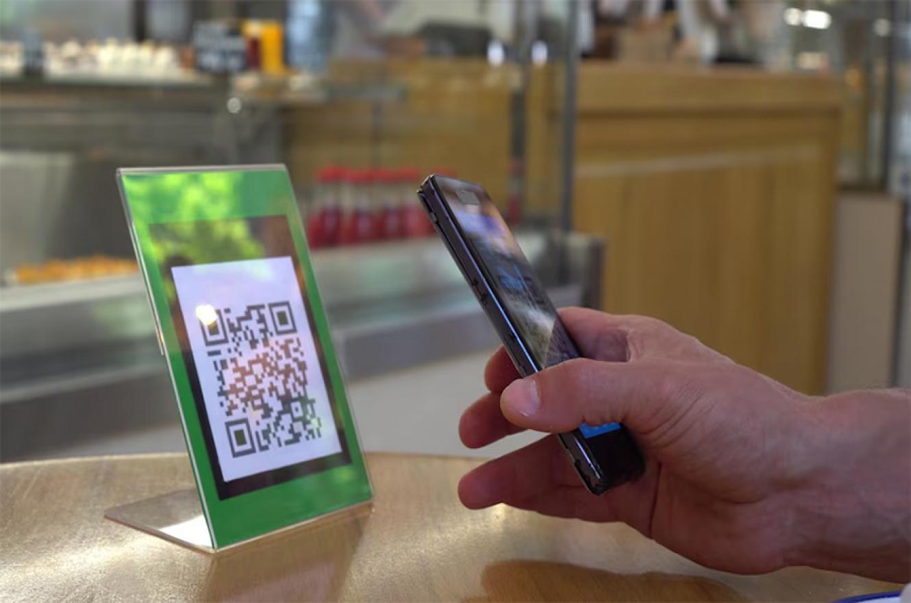 Para este verano, las billeteras virtuales podrán ofrecer a sus usuarios realizar pagos en pesos con código QR en comercios del Uruguay.
