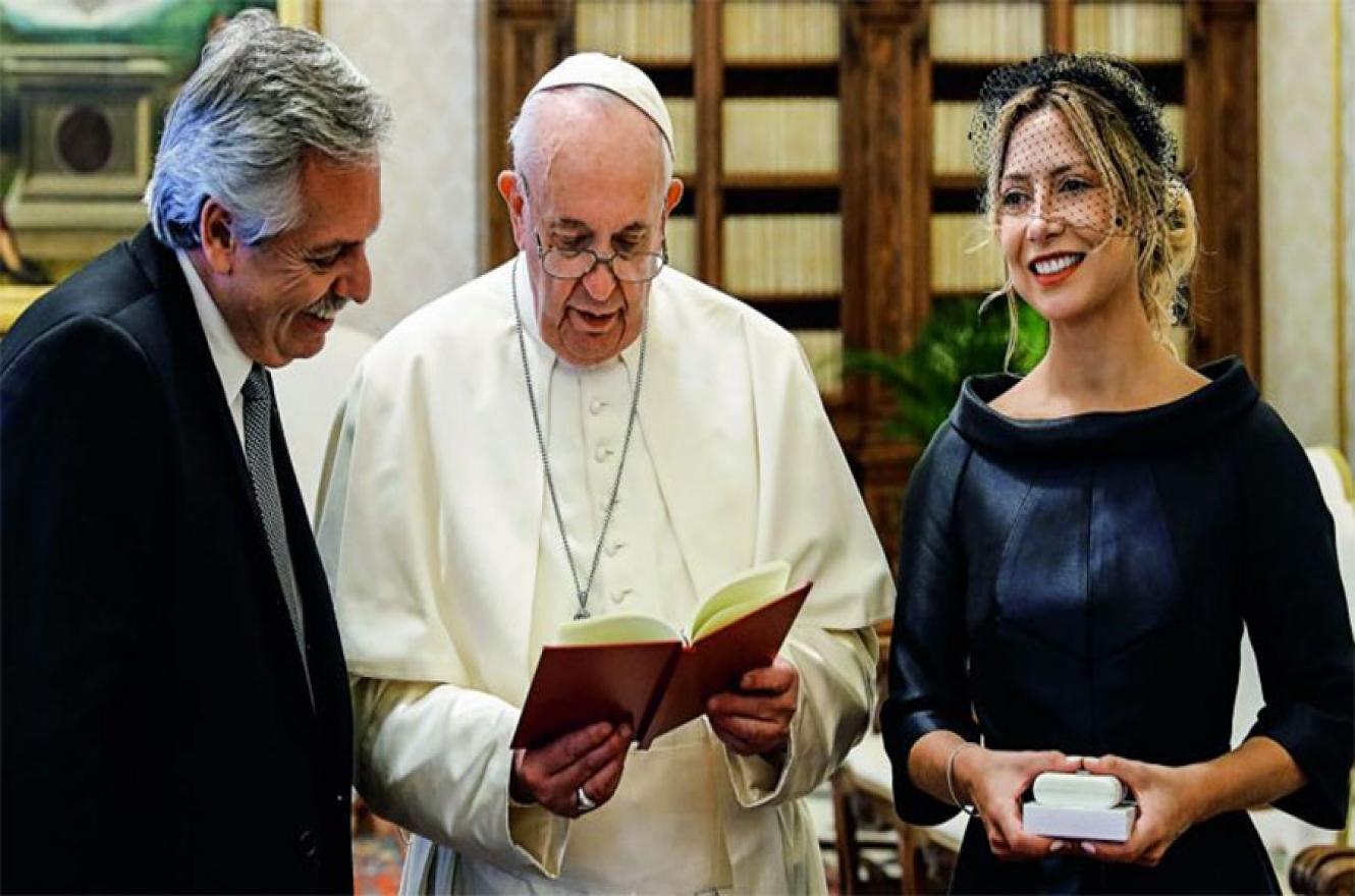 Imagen de archivo del encuentro que mantuvo Alberto Fernández y Fabiola Yañez con el papa Francisco en el Vaticano.