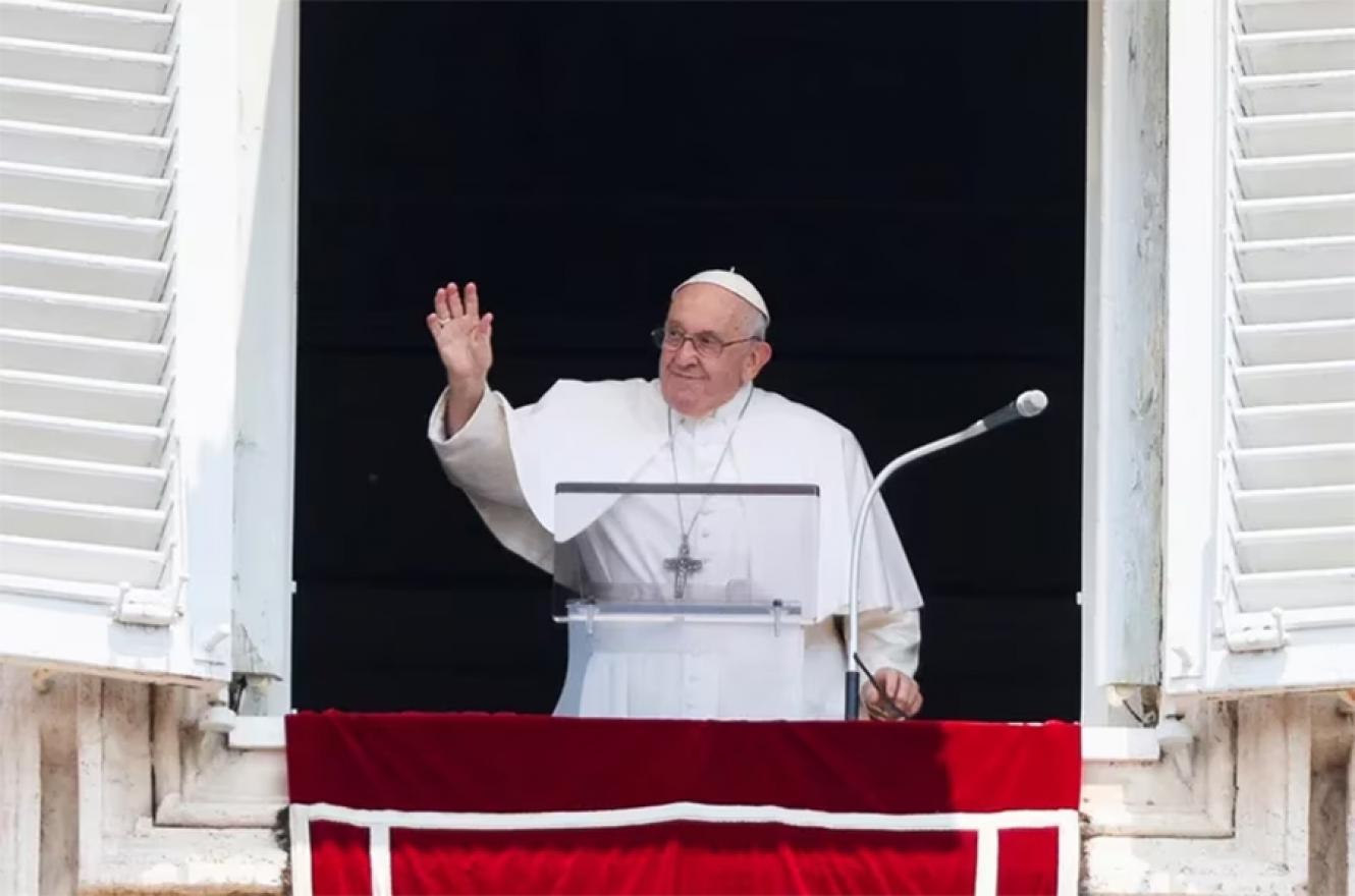 El Papa Francisco dirige la oración del Ángelus desde su ventana en el Vaticano, el 18 de junio de 2023.