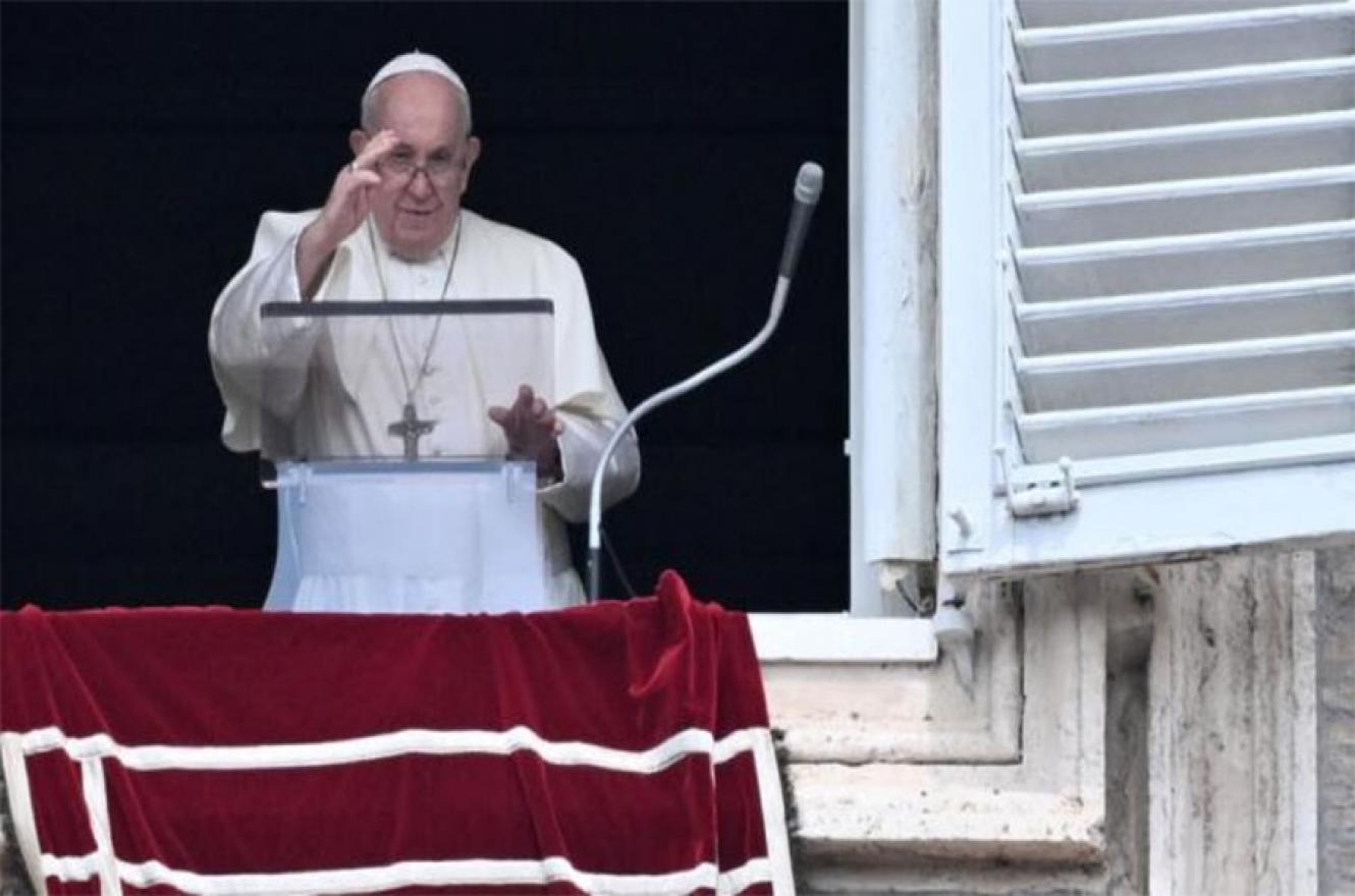 El Papa, en el Ángelus: “Cristo está vivo y camina con nosotros”.