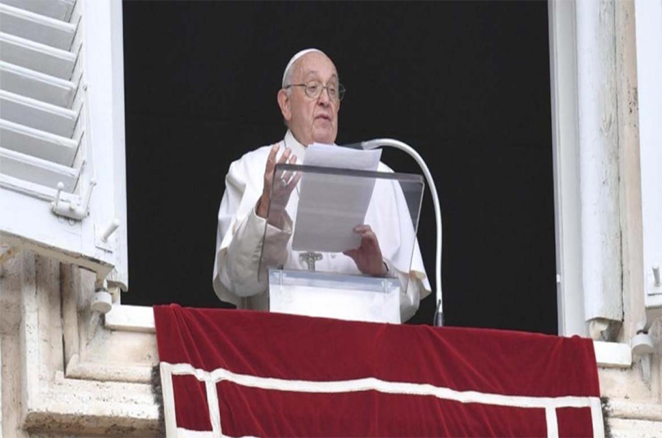 El Papa Francisco dirige la oración del Ángelus.
