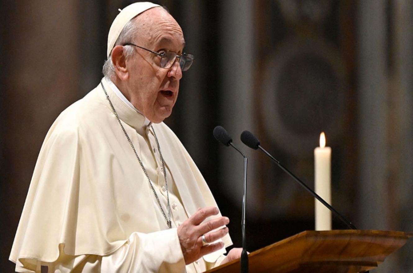 Al celebrar en el Vaticano la misa del Domingo de Ramos, el papa pidió “una verdadera negociación”. Dijo que “en la locura de la guerra se vuelve a crucificar a Cristo”.