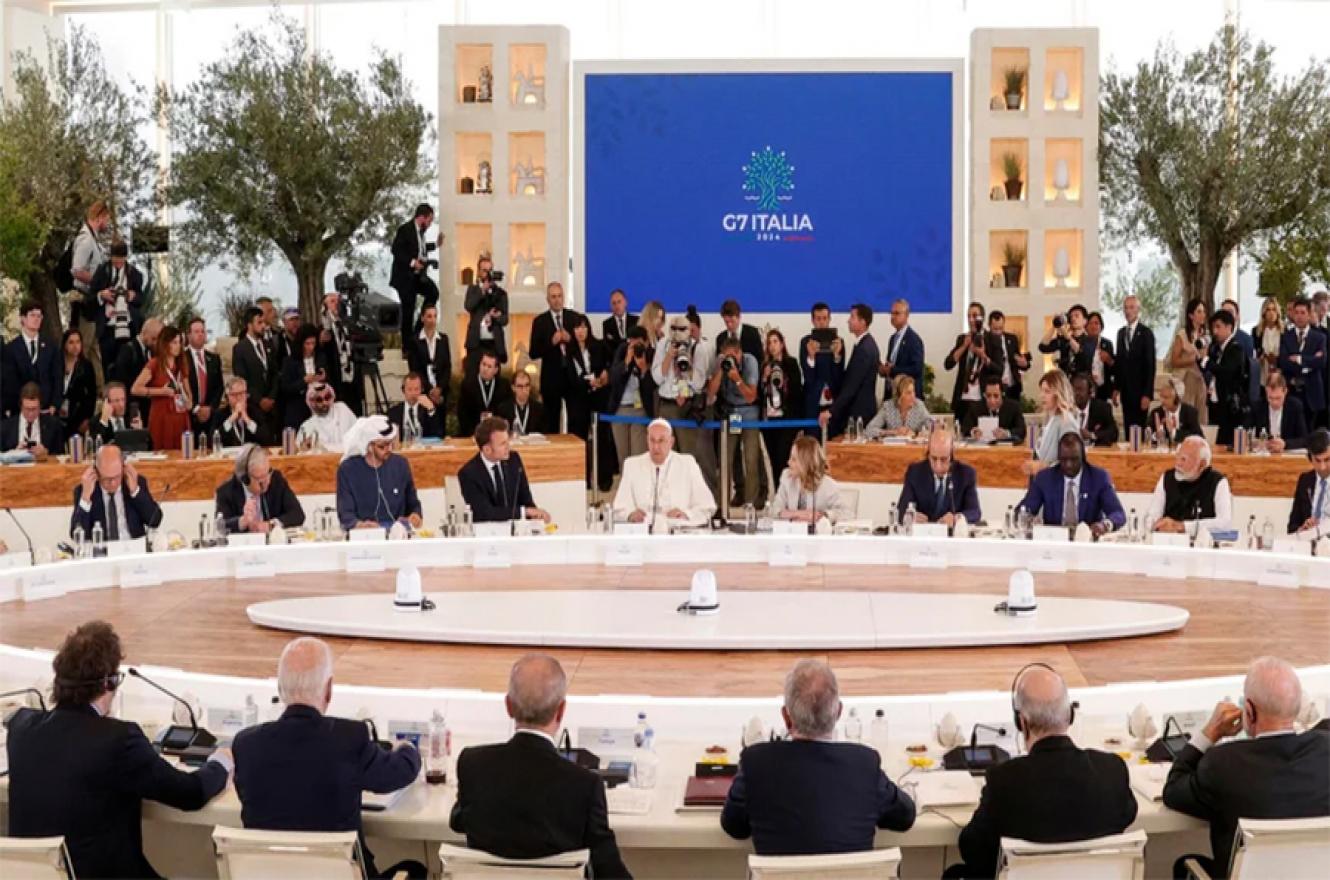 El Papa terminó su discurso diciendo que se debe poner en practica la sana política que esté siempre enfocada en la búsqueda de soluciones, para lograr una economía integral y social para encontrar oportunidades.