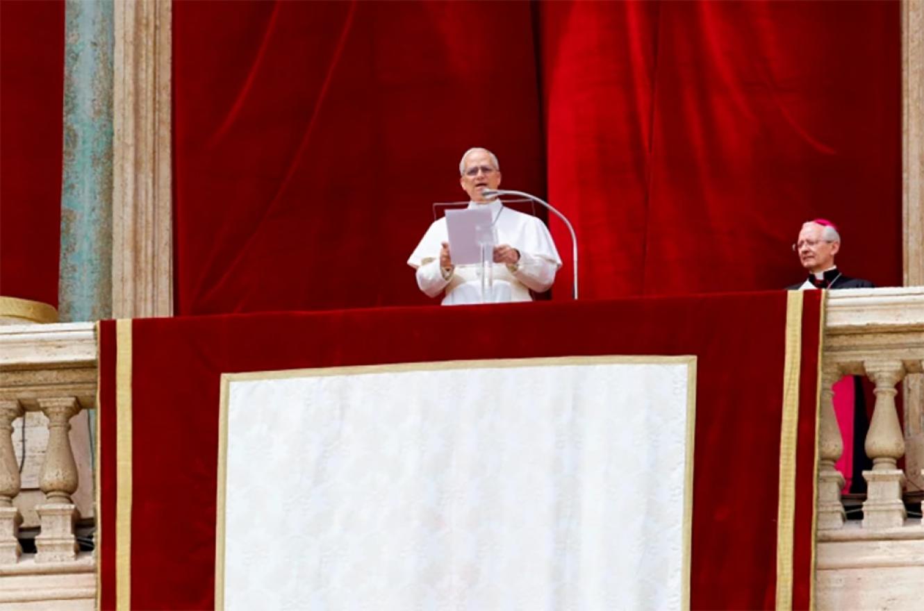 El Papa León XIV desde el balcón de la Basílica de San Pedro para el rezo del Regina Coeli.