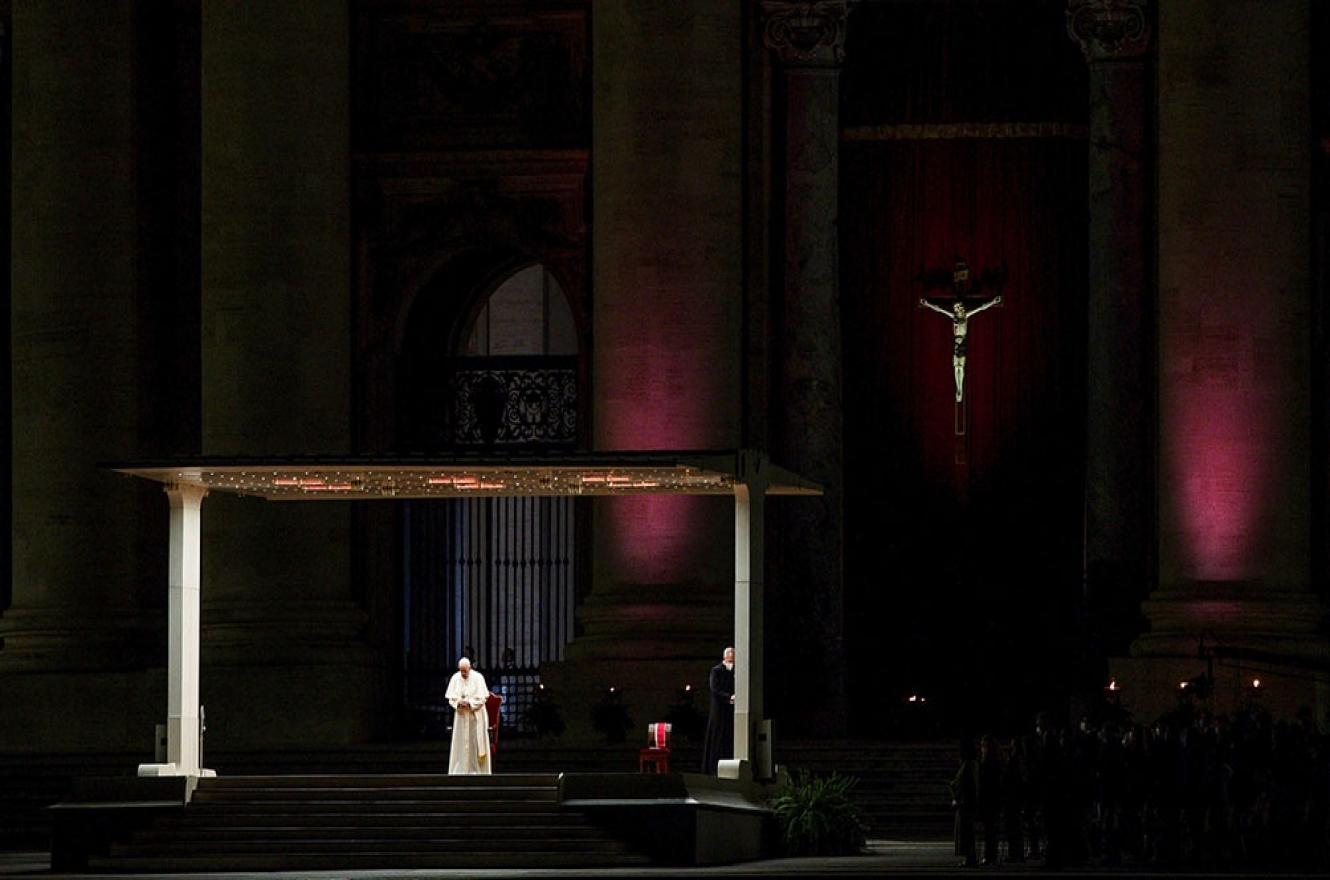El Papa Francisco presidió en la Plaza San Pedro un Vía Crucis escrito por niños y jóvenes