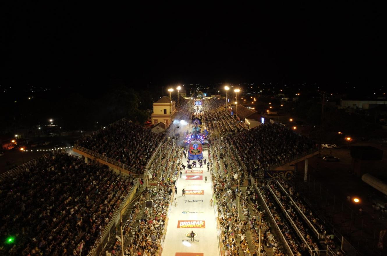 La comparsa Papelitos del Club Juventud Unida abrió la sexta noche del Carnaval del País, ante más de 20 mil personas en el Corsódromo. Crédito foto: Prensa Carnaval.