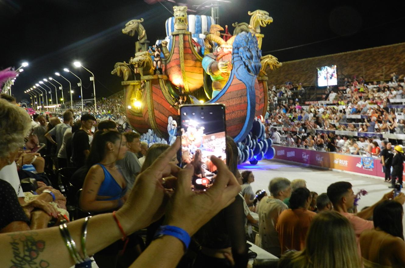 Papelitos fue la primera en desfilar en el Corsódromo de Gualeguaychú, seguida de Marí Marí, Kamarr y O´Bahía.