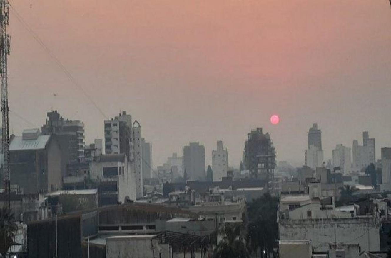 Paraná volvió a cubrirse de humo proveniente de los incendios en las islas