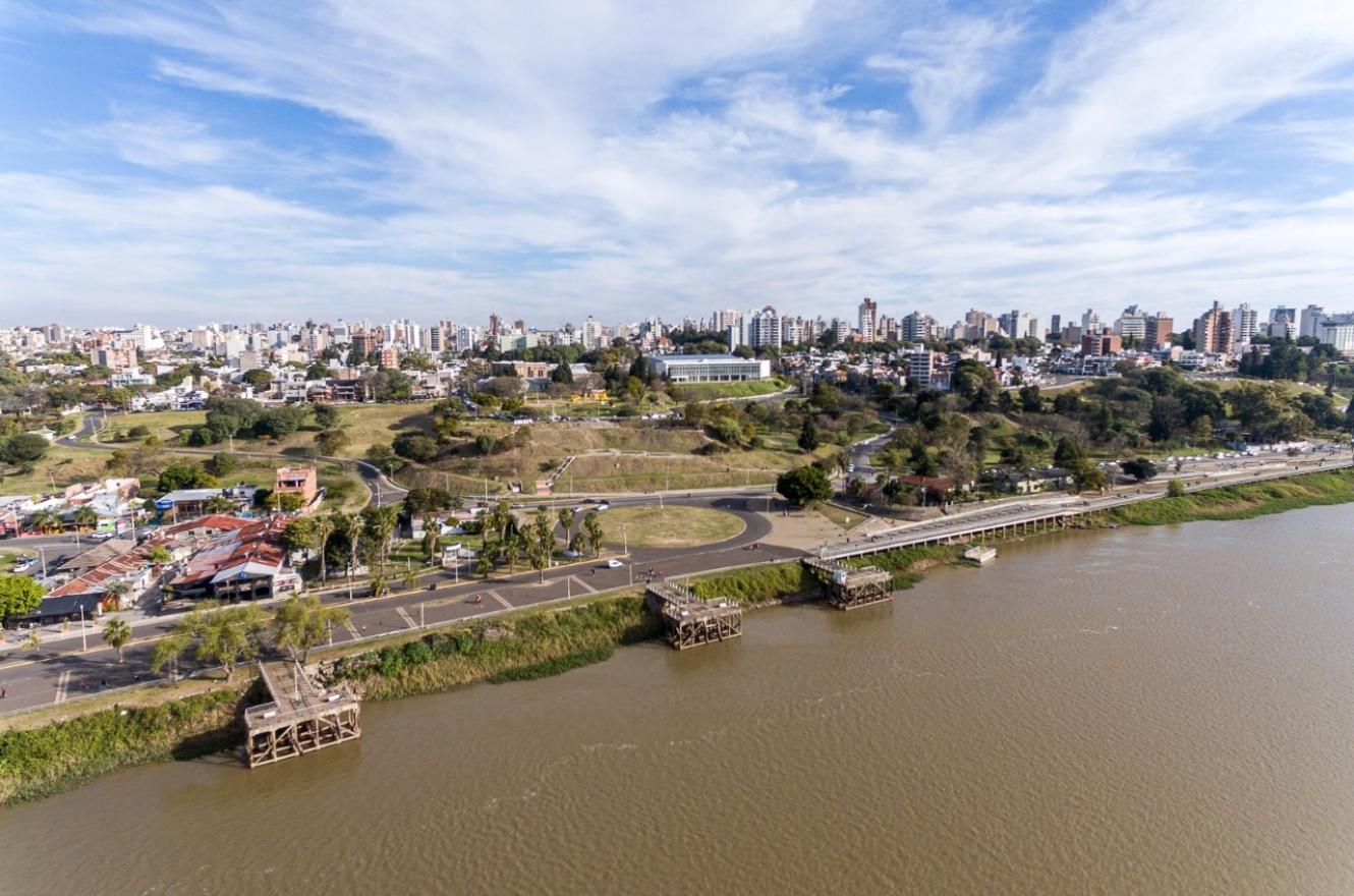 Ciudad de Paraná aérea desde el río