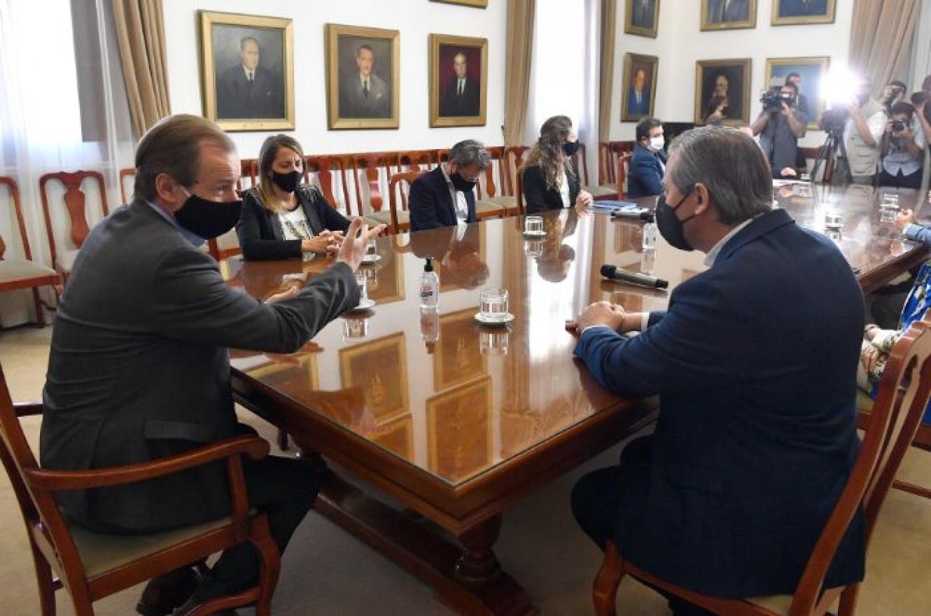 Firmaron el contrato para ampliar la red de gas en Paraná 
