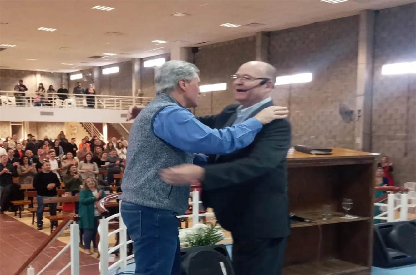 El Pastor Héctor Miguel Kecher, presidente de la Misión Iglesia Evangélica Pentecostal, bendijo a Sebastián Etchevehere y predicó a favor de Javier Milei.