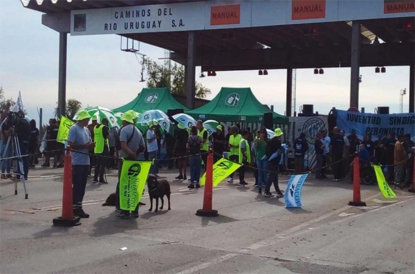 Los 500 trabajadores de la empresa Caminos del Río Uruguay quedarán sin trabajos a partir del 9 de abril. Nadie asegura siquiera si recibirán indemnizaciones y la incertidumbre de suma al malestar social.