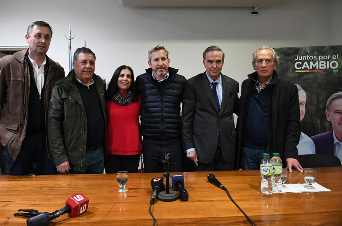 Hein, Lena, De Angeli, Frigerio, Pichetto y Leissa, en la conferencia de prensa ralizada en Gualeguaychú.