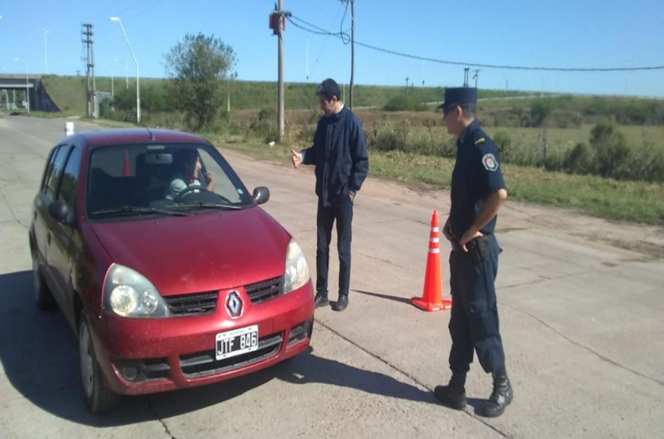 policía en los ingresos a Gualeguaychú
