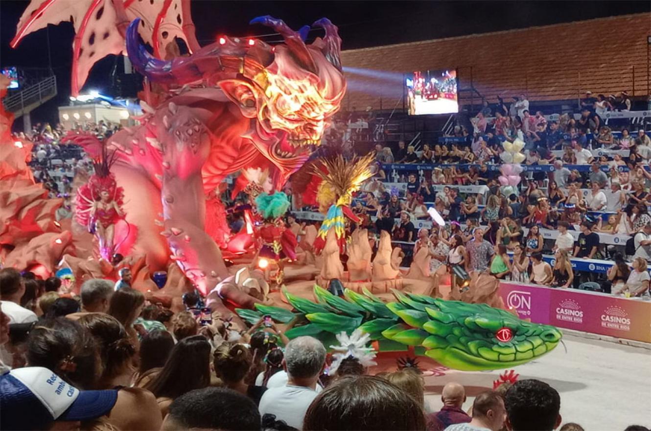 Ará Yeví abrió la octava noche y despidió febrero a todo carnaval. Ahora se vienen tres presentaciones intensas para el feriado largo previsto para el 1º, 2 y 3 de marzo. 