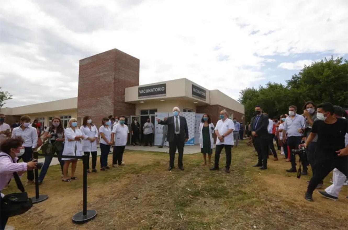 Ginés González García, en el vacunatorio del hospital Posadas.