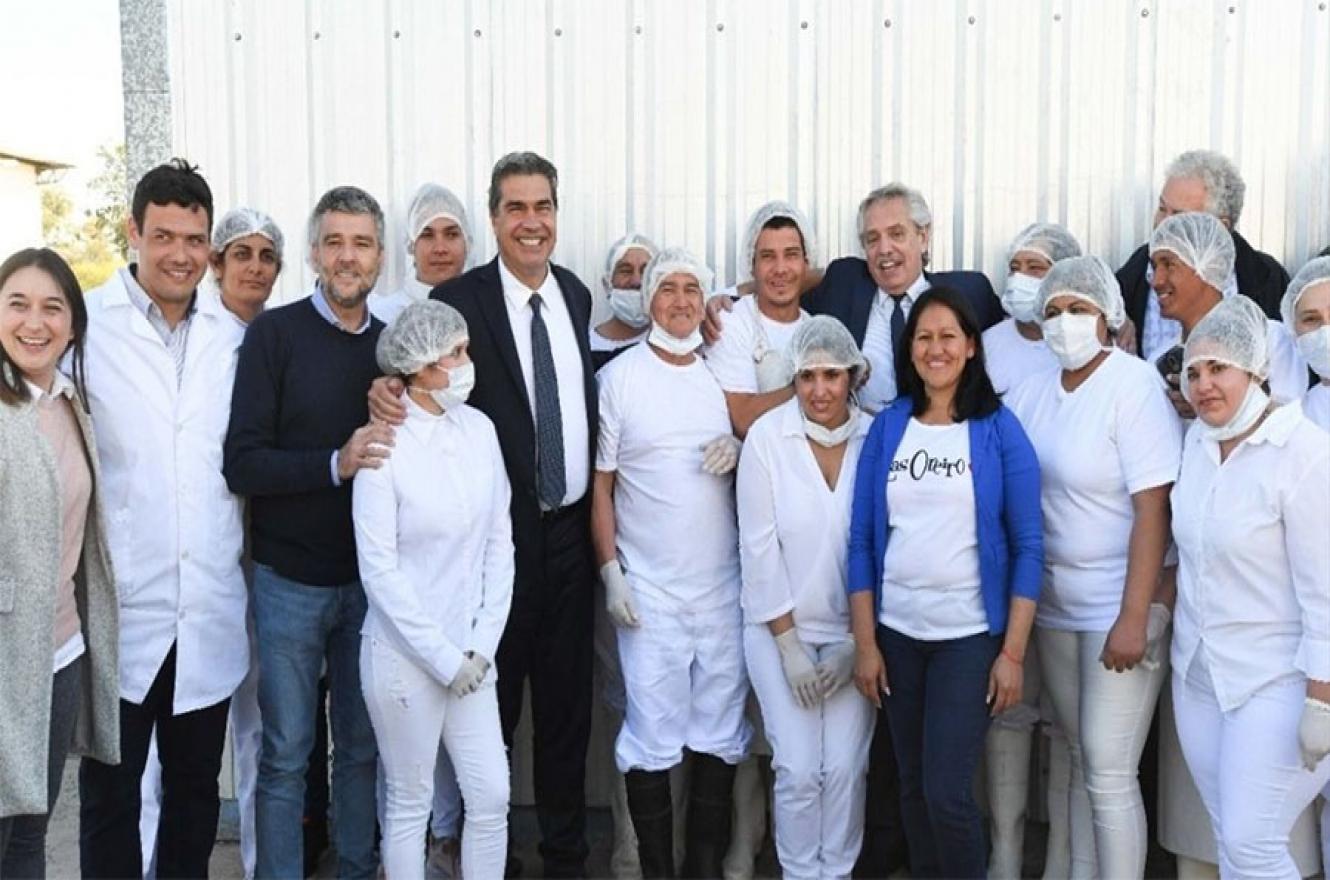 Zabaleta y Fernández estuvieron en Chaco con el gobernador Jorge Capitanich en la Cooperativa Tambo Chaqueño, conformada por beneficiarios del programa Potenciar Trabajo.