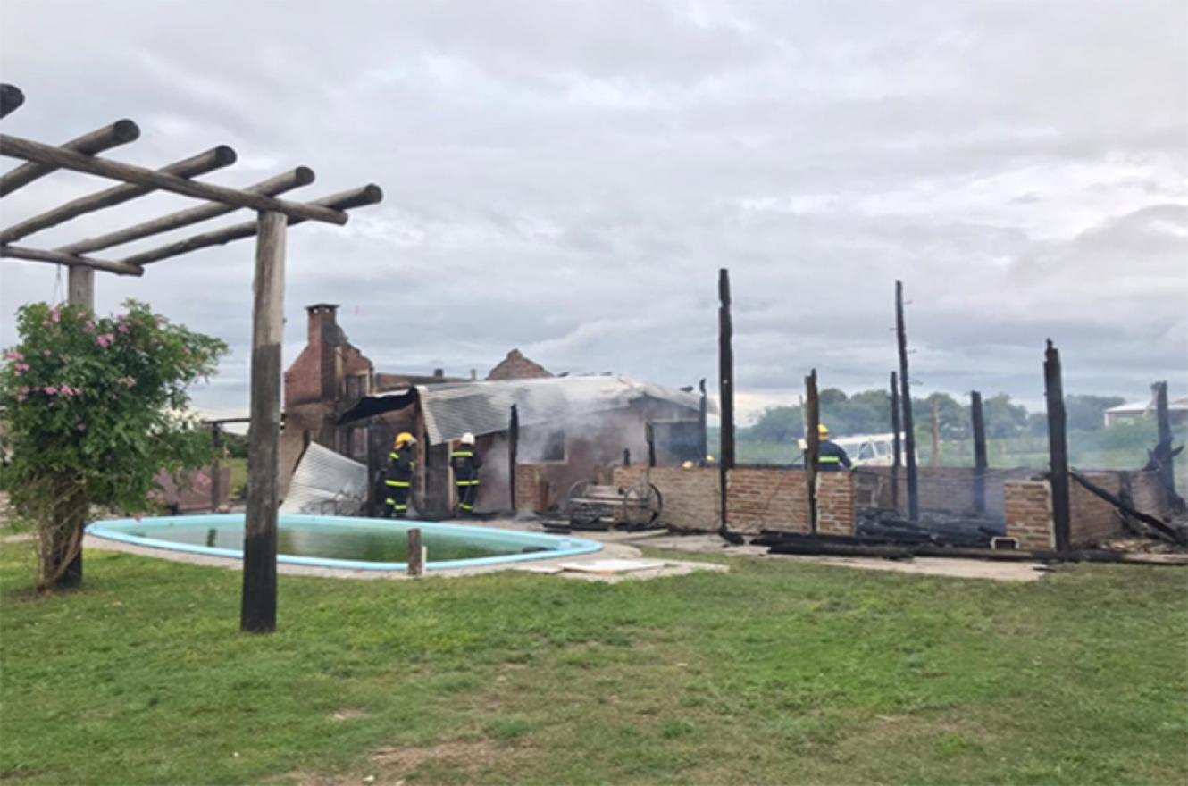 El predio usurpado por Hugo Mena en General Alvear y la actuación de los Bomberos a raíz de un incendio ocurrido hace dos meses atrás.