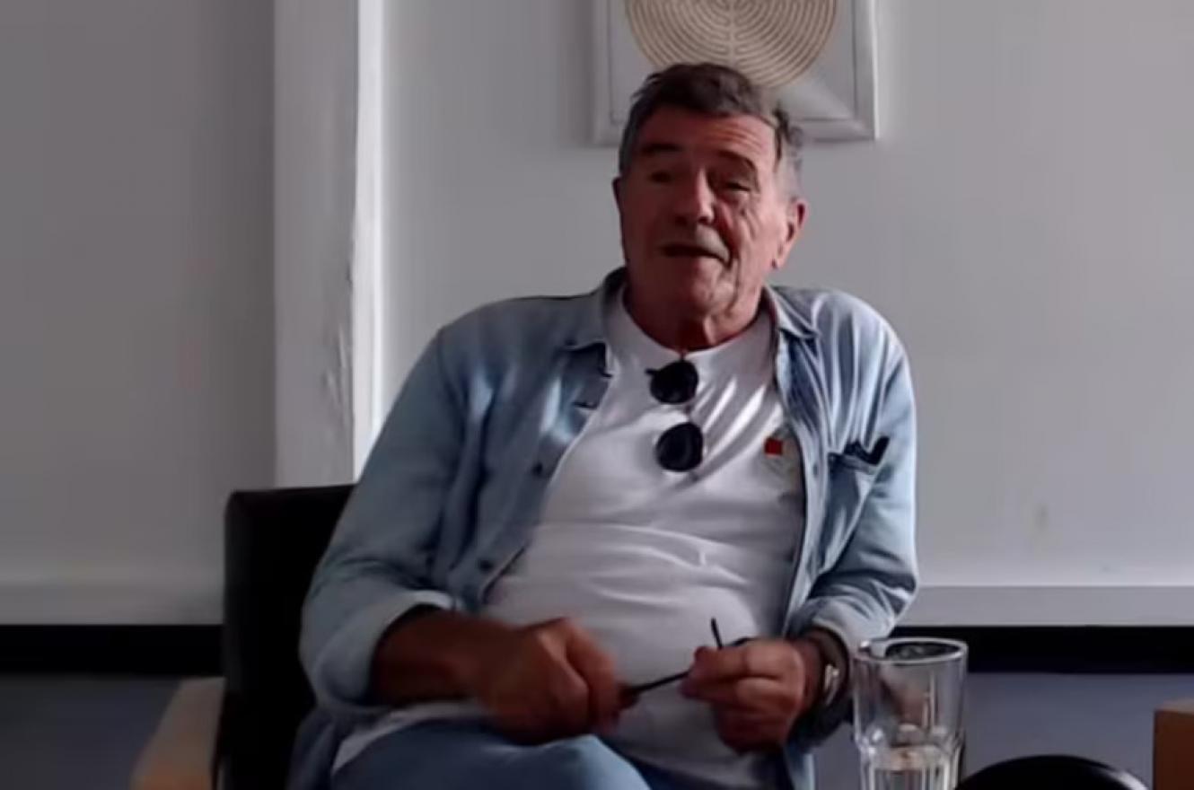 El escritor Guillermo Saccomanno ganó el Premio Alfaguara con una novela ambientada en un "pueblo chico" donde se desata una tragedia.