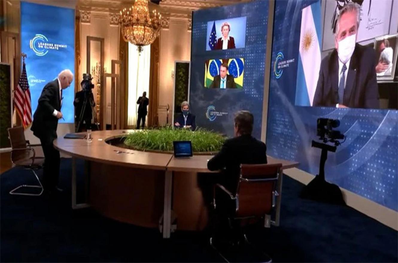 Alberto Fernández y Joseph Biden durante la cumbre de Cambio Climático organizada por Estados Unidos.