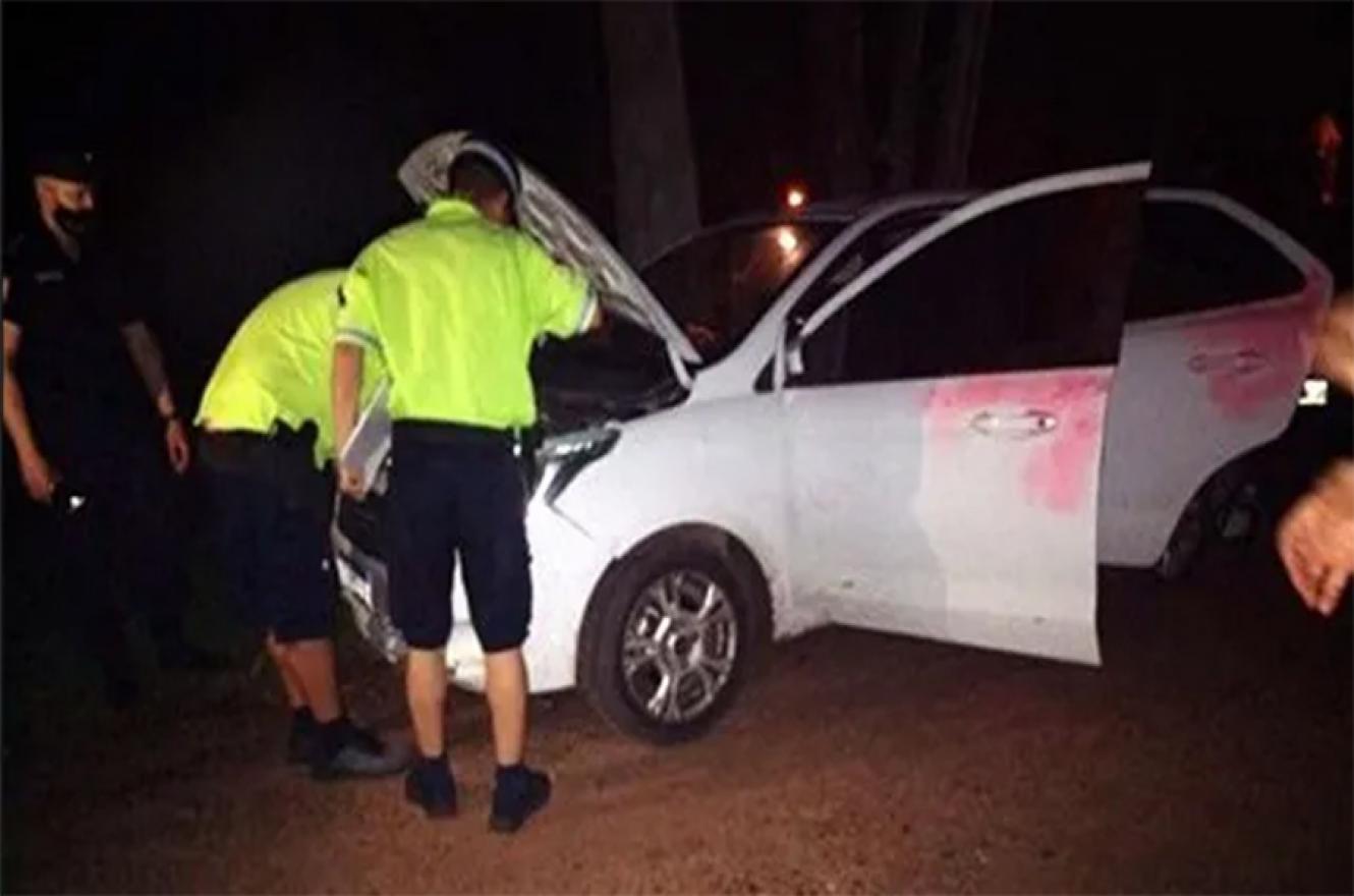 Tras evadir tres controles policiales, el conductor abandonó su rodado en Concepción del Uruguay, pero la Policía por el momento no lo encuentra.