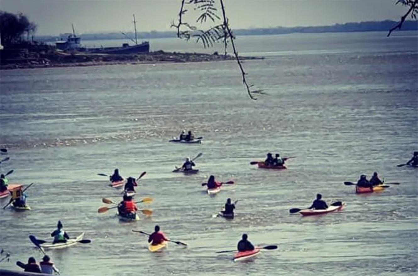 Un grupo de palistas llegó hasta la isla y ambientalistas ocuparon uno de los muelles en el Puerto Nuevo de Paraná.