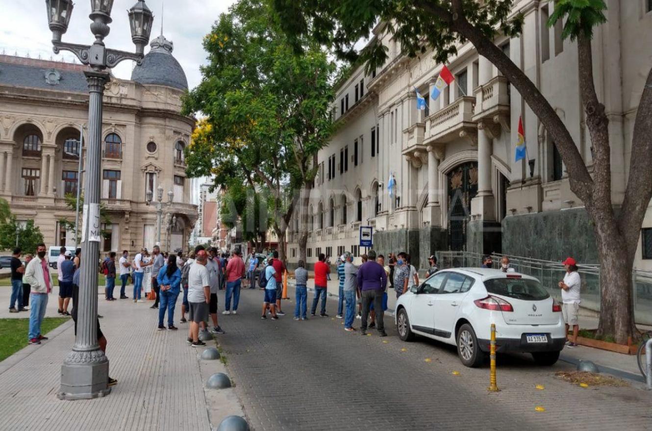 protesta de pescadores en Tribunales de Santa Fe