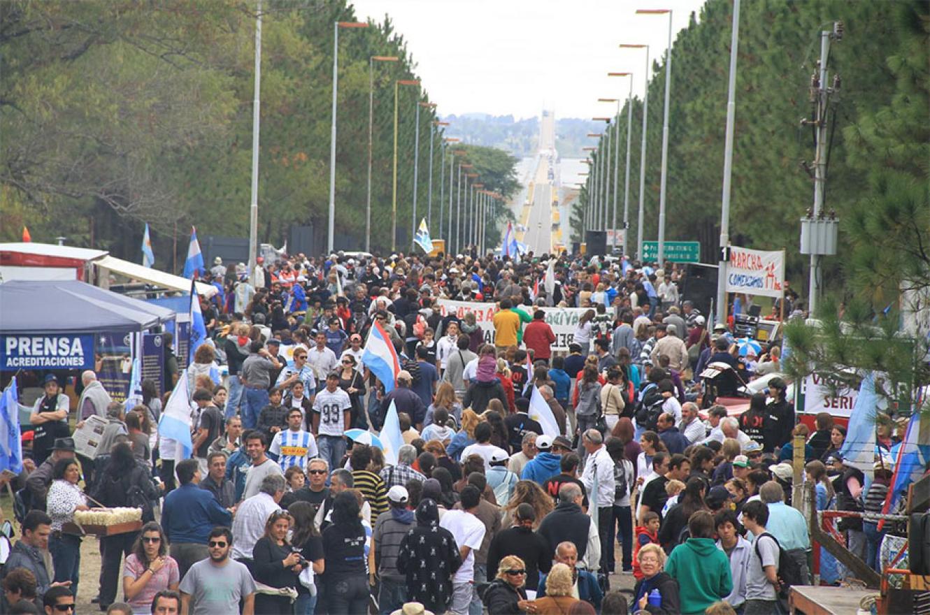 Imagen de archivo de una de las movilizaciones al “Abrazo del río Uruguay” que todos los años organiza la Asamblea Ciudadana Ambiental para protestar por la presencia contaminante de la pastera UPM (Botnia).