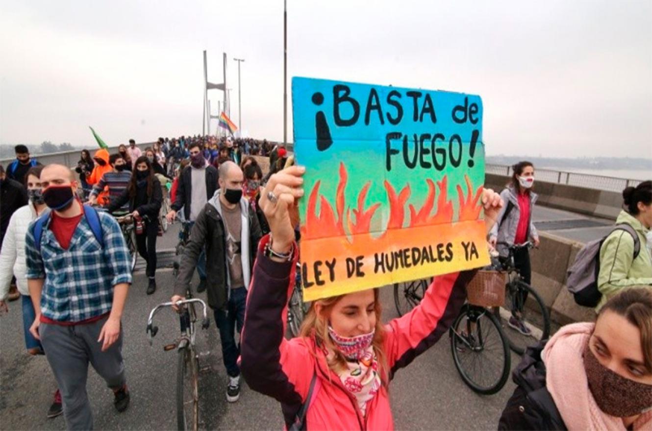 Miles de personas cruzan caminando el Puente Rosario-Victoria pidiendo por el cese de los incendios en las islas.