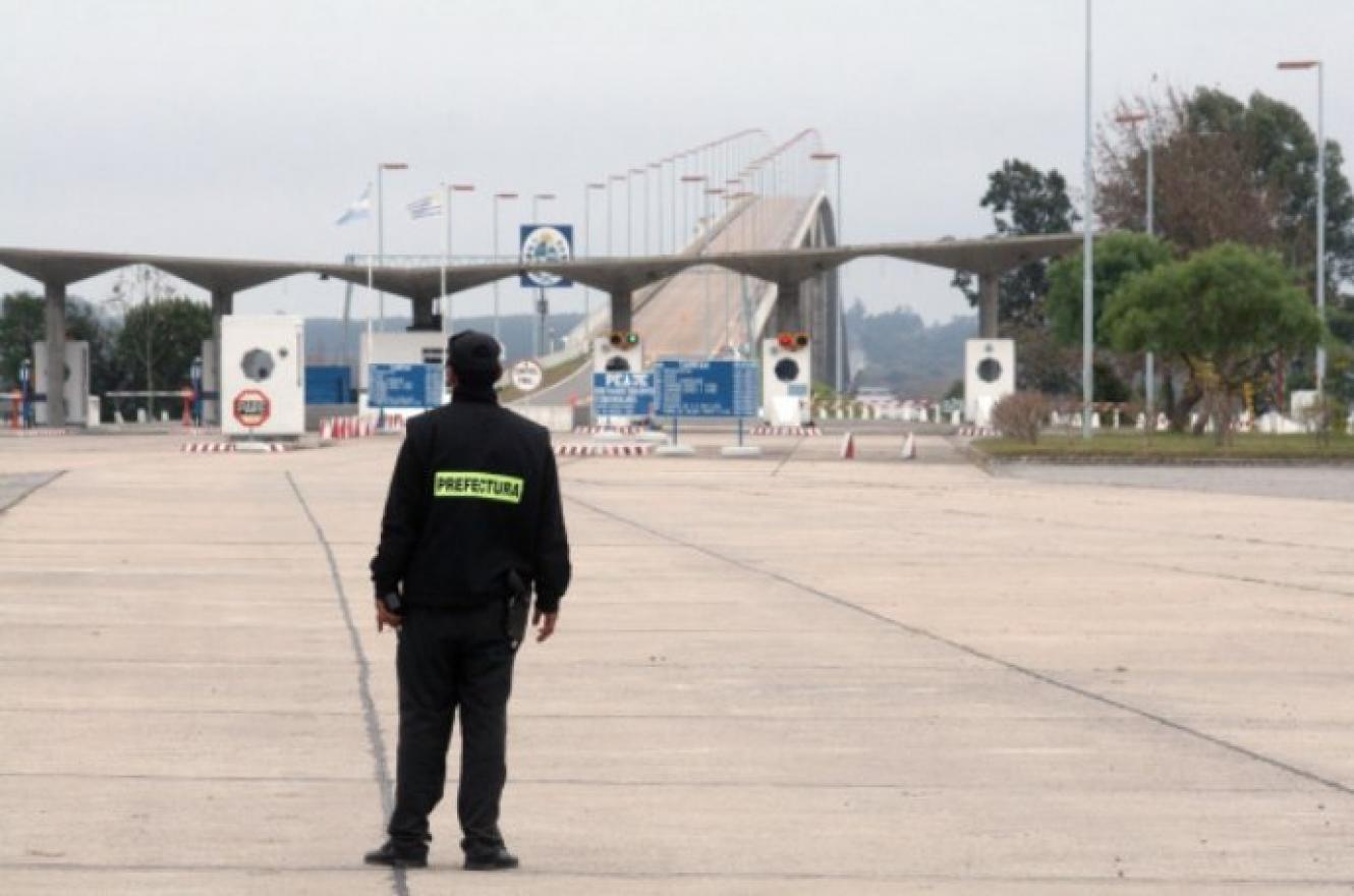 Transportistas uruguayos analizan bloquear puentes que conectan a Argentina