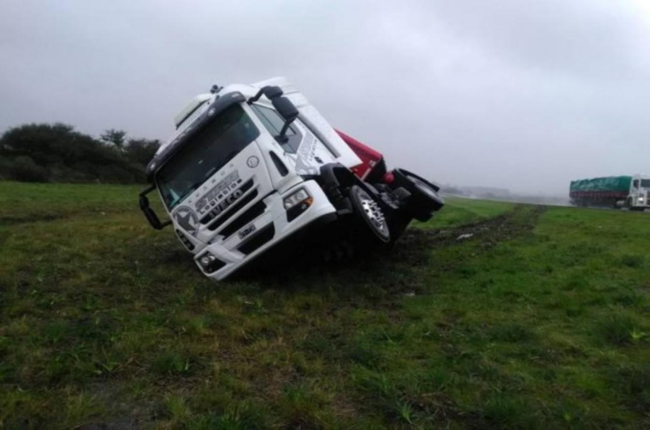 Volcó un camión en la autovía 14