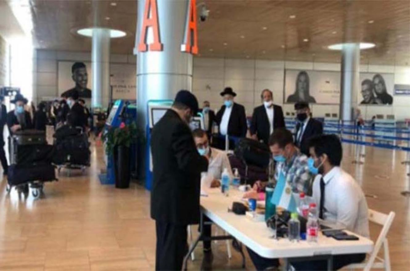 Los rabinos llegaron a Ezeiza el miércoles en un vuelo chárter operado por la línea de bandera israelí El Al (Fotografía gentileza Clarín).