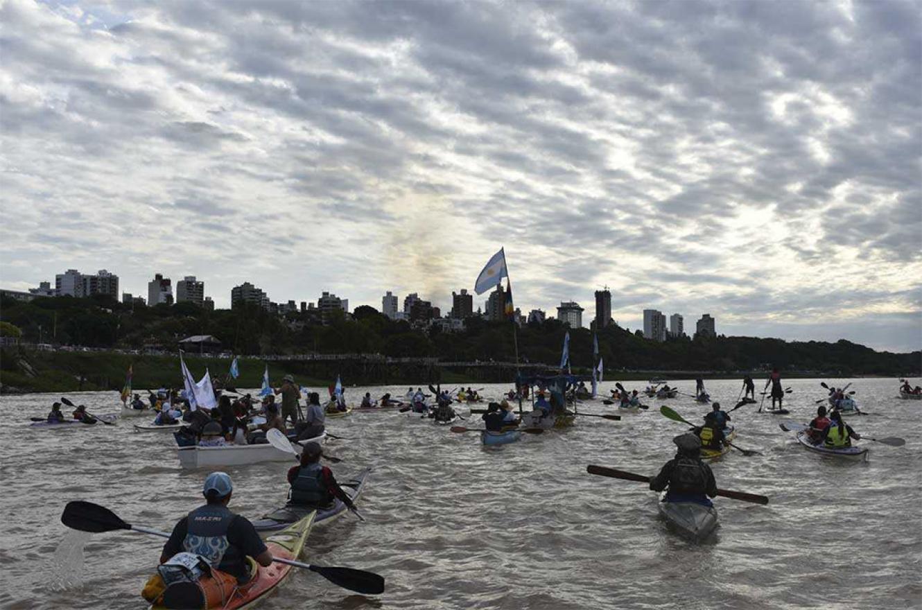 La “Remada Contracorriente por el Agua y la Vida” unió a 180 organizaciones costeras, se organizó para frenar el nuevo llamado a licitación de la “Hidrovía Paraná-Paraguay” y su dragado a 44 pies de profundidad. El viaje culminará este sábado 22 en Rosario, en el Día Mundial del Agua. 