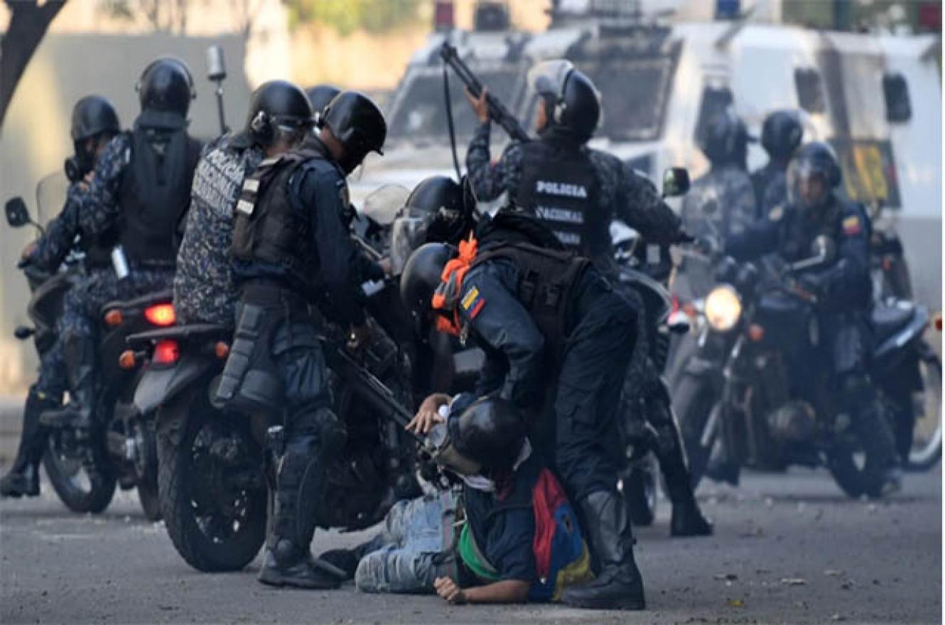 La Guardia Nacional Bolivariana reprimiendo a manifestantes en una marcha en Venezuela