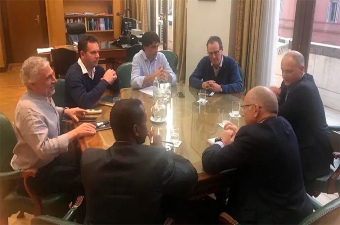Funcionarios del gobierno nacional con misión del FMI