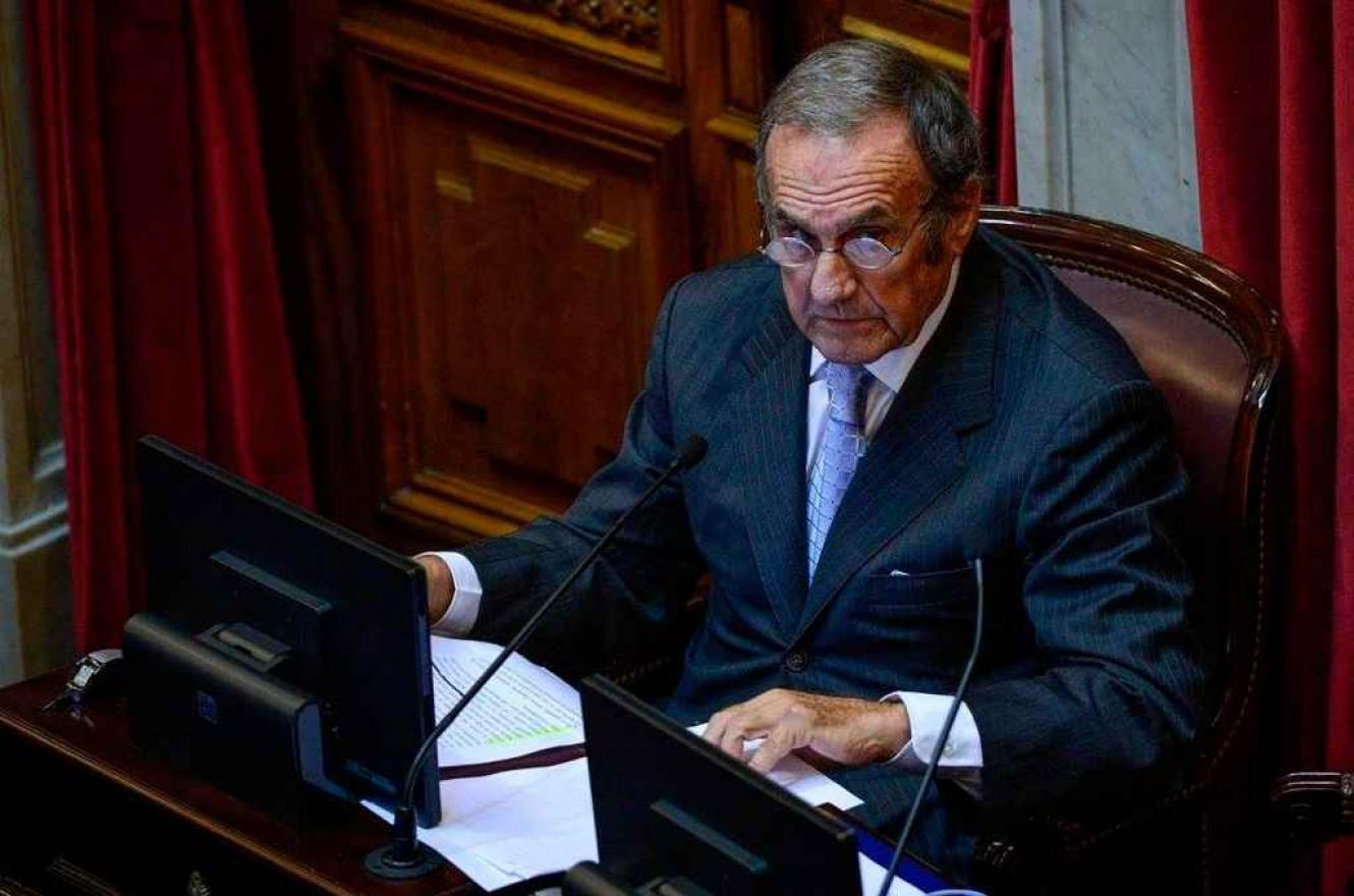 El ex gobernador santafesino Carlos Reutemann continúa con pronóstico reservado