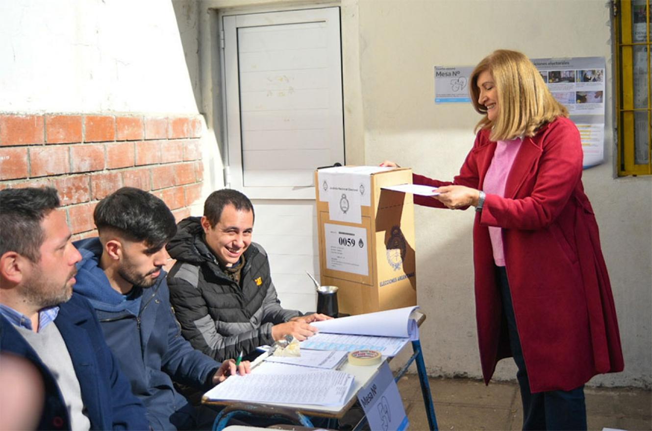 Rosario Romero emitió su voto: “Los argentinos somos conscientes del valor que tiene poder elegir quién nos representa”.
