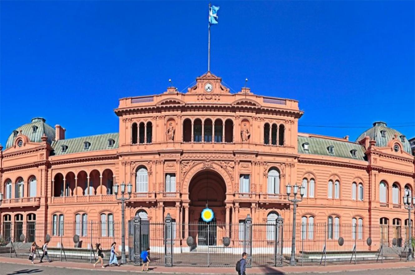 El sueldo del Presidente -en términos comparativos con el sector privado y otros presidentes del mundo-, es relativamente bajo. No obstante, en la Argentina se espera un ajuste de la política.