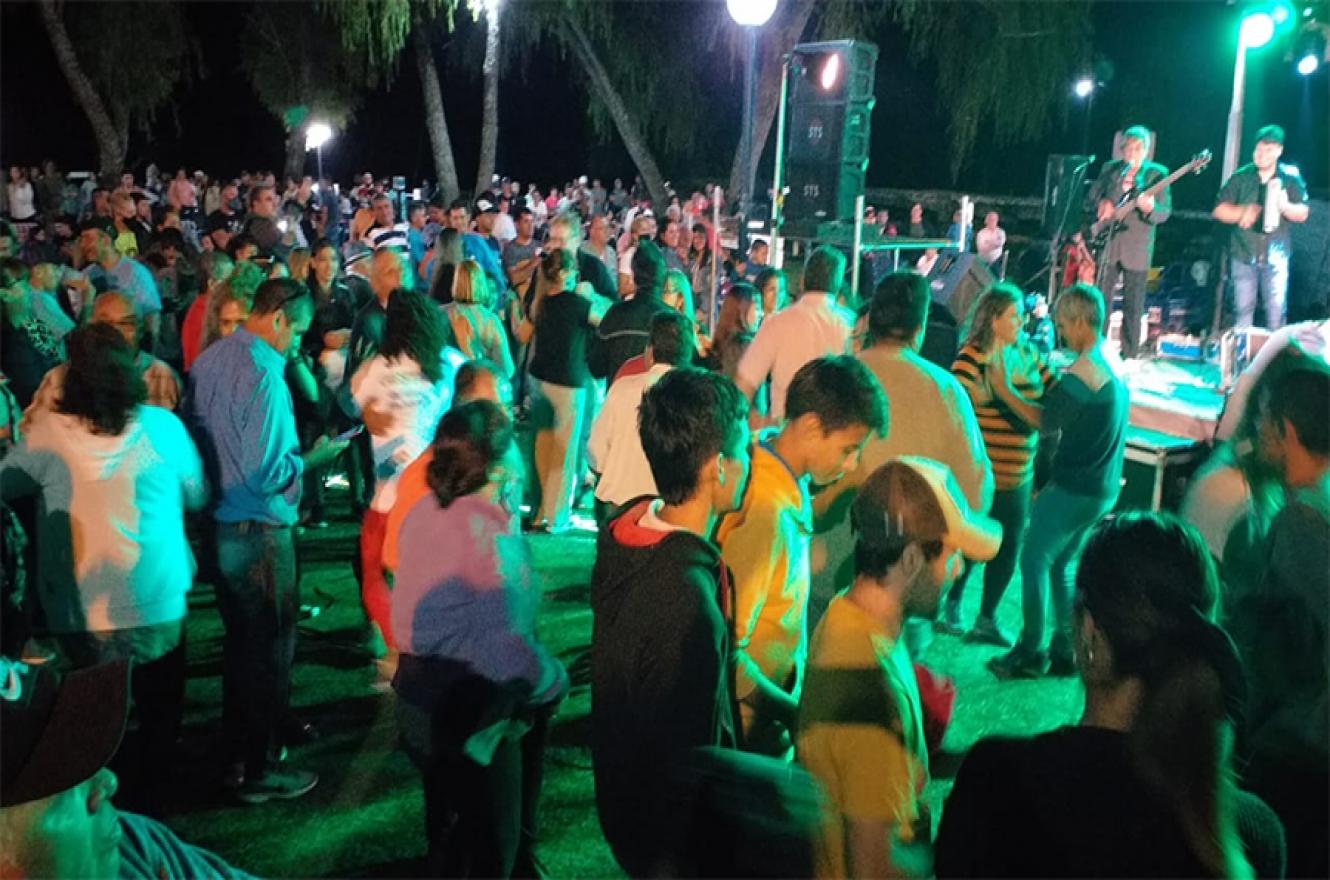 En Santa Elena miles de personas participaron sin barbijo ni cuidados preventivos de una fiesta popular al inaugurarse una etapa de la obra de la Costanera.