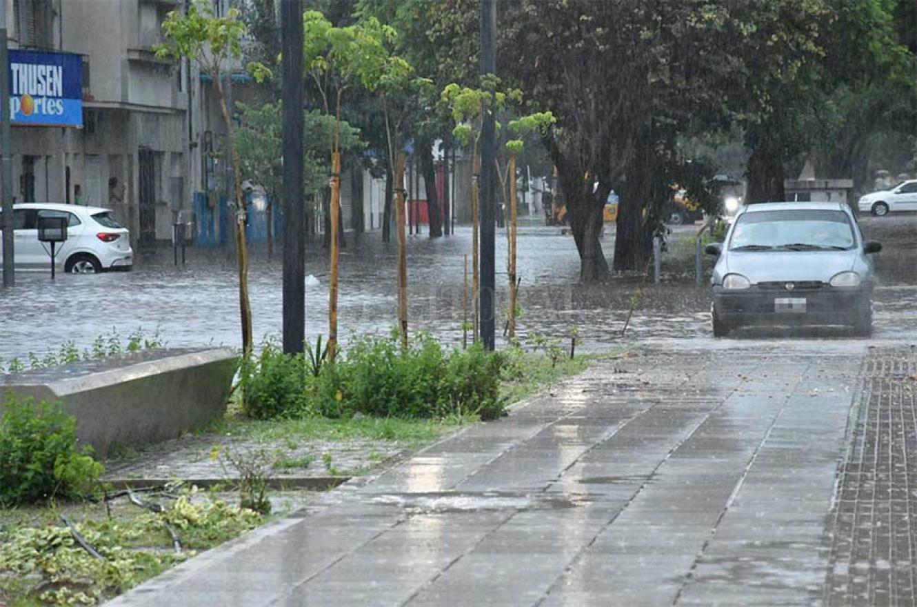En Santa Fe hay diez familias evacuadas a raíz de la tormenta, además de muchas calles anegadas.
