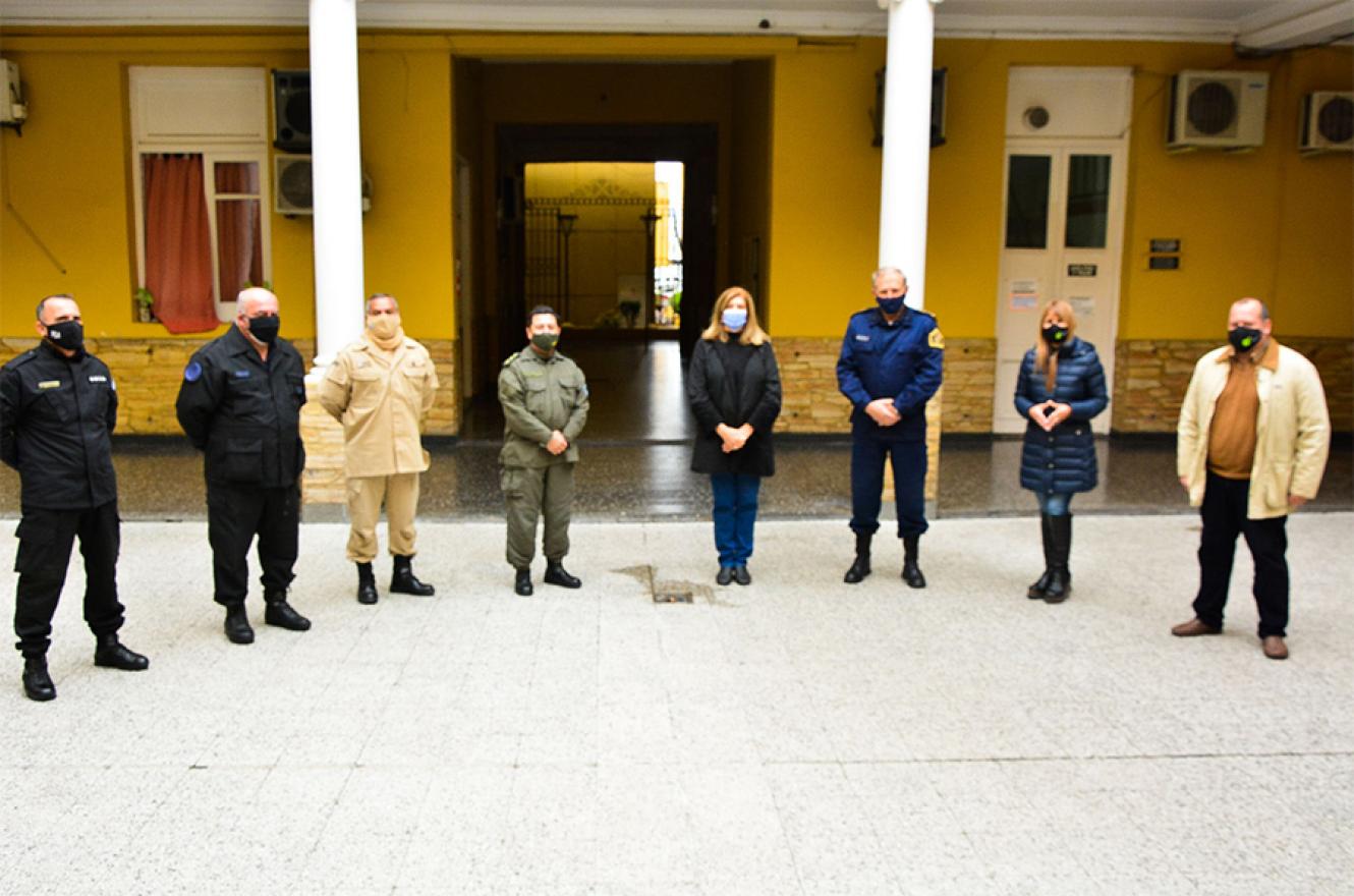 Las ministras de Gobierno y Justicia, Rosario Romero y de Salud, Sonia Velázquez y el jefe de Policía, comisario general Gustavo Maslein, mantuvieron una reunión con los jefes de las Fuerzas Federales para coordinar operativos de control en el marco de las restricciones sanitarias.