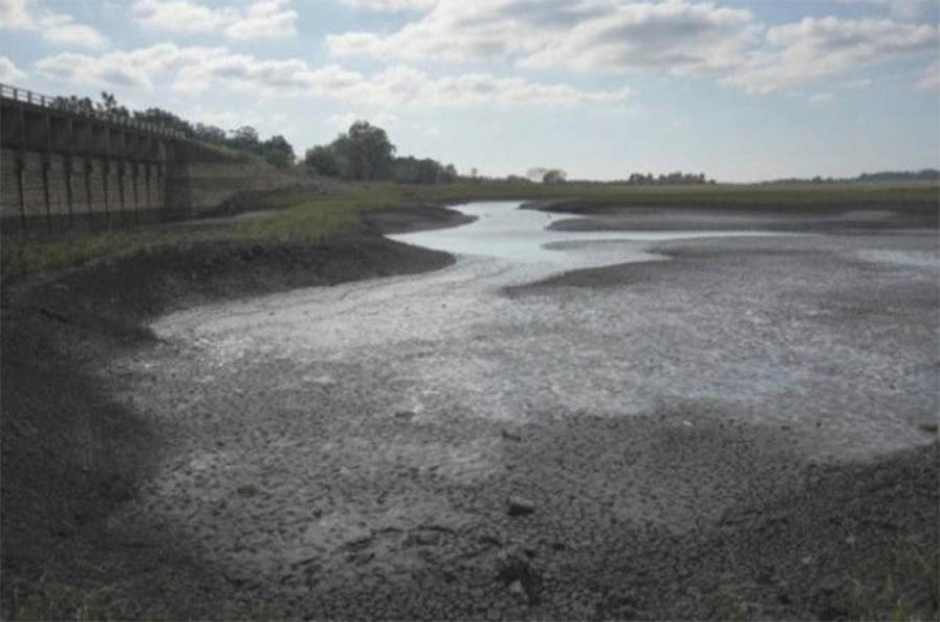 Vista general del embalse de Canelón Grande, en medio de una sequía histórica que ha dejado los embalses secos y a Montevideo con sólo días de agua, desatando protestas y obligando al Gobierno a subsidiar el agua embotellada.