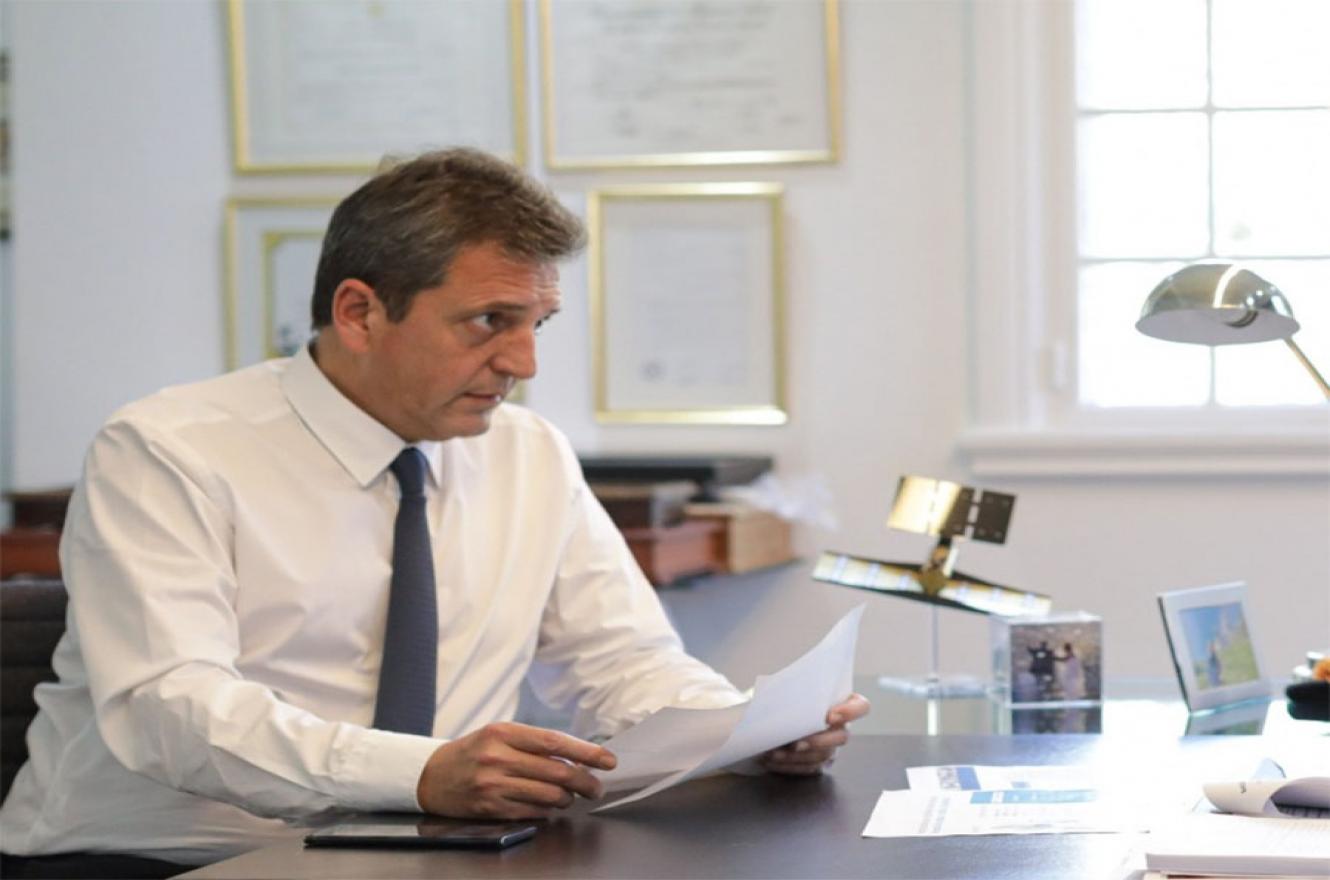 Sergio Massa analiza alternativas frente al dólar: una de ellas es la extender los beneficios del “dólar soja” a todos los sectores exportadores.